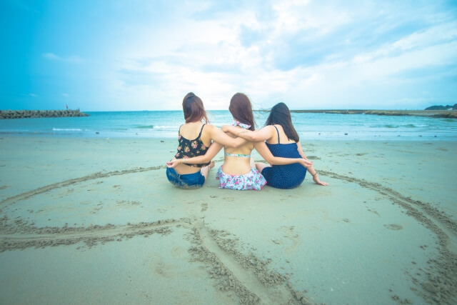 海と3人の女性